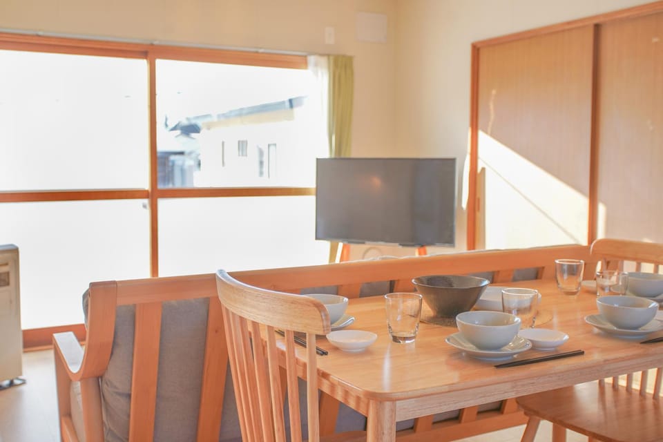 Communal lounge/ TV room, TV and multimedia, Dining area
