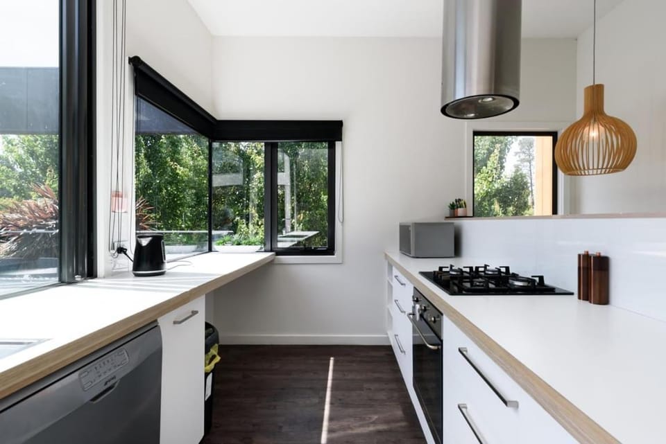 Modern Newnham Retreat House in Tasmania