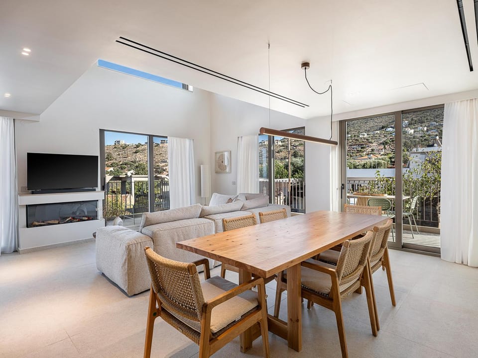 Communal lounge/ TV room, TV and multimedia, View (from property/room), Living room, Seating area, Dining area, Evening entertainment, fireplace, furniture