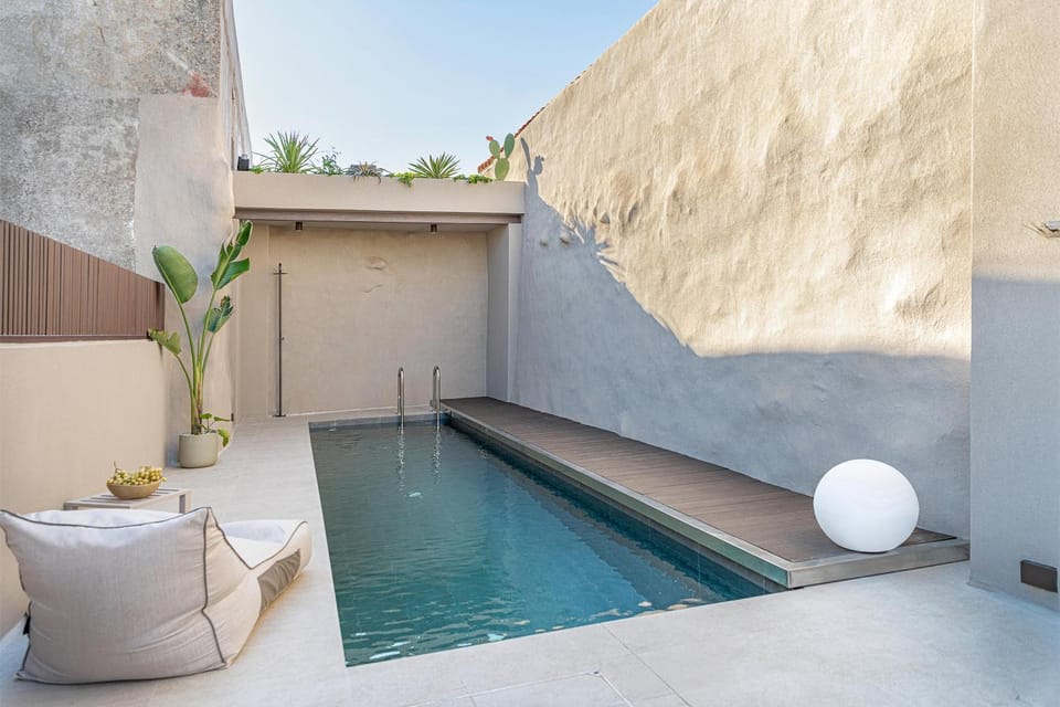 Shower, Patio, Day, Swimming pool, sunbed