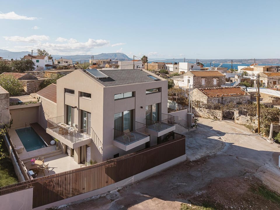 Property building, Day, Neighbourhood, Natural landscape, City view, Sea view, Street view, Swimming pool