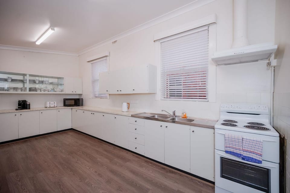 Upper Bliss - Family-Friendly 4BR by the Park House in Tamworth