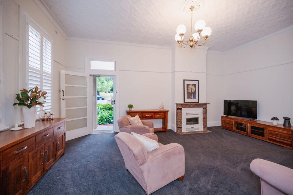 Upper Bliss - Family-Friendly 4BR by the Park House in Tamworth