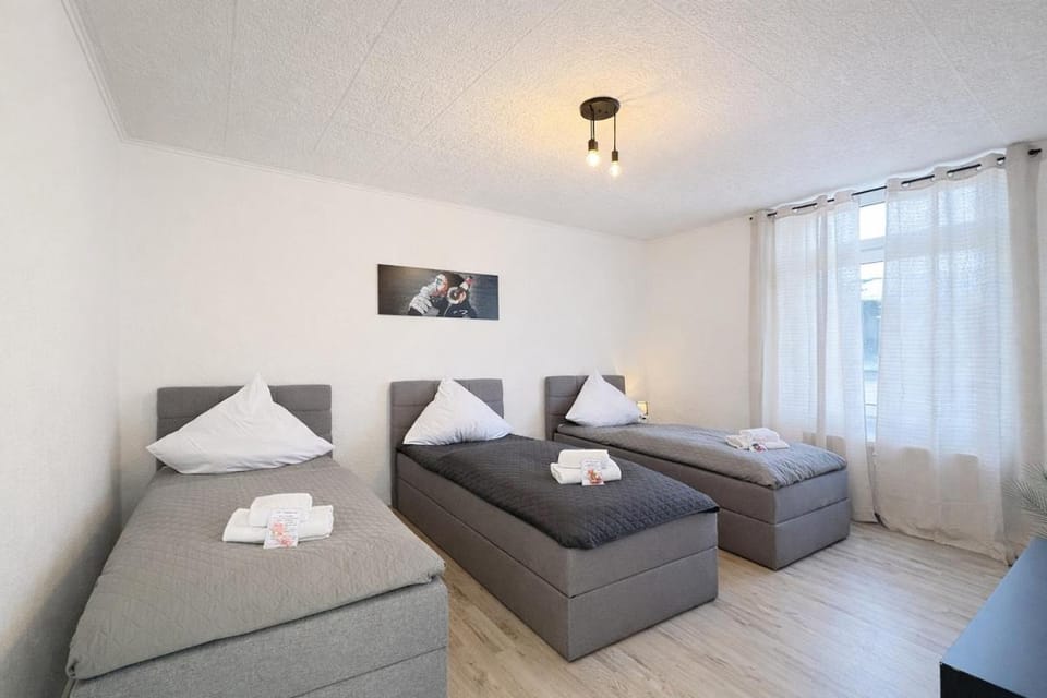 Business Apartment Ennigerloh I 6 Einzelbetten I 2 Bäder I Smart TV Apartment in North Rhine-Westphalia