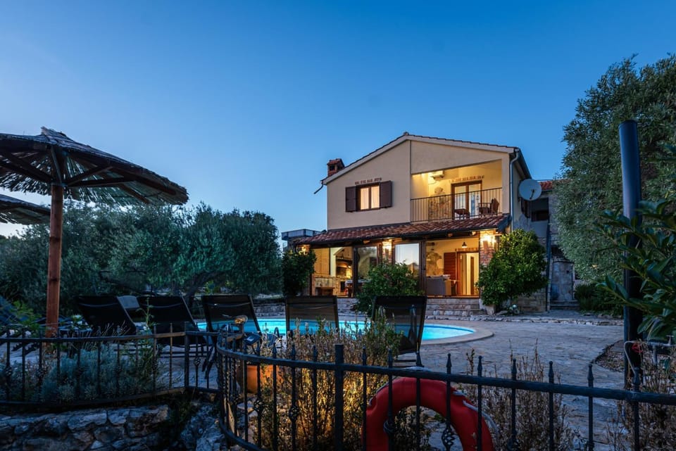 Rogoznička oaza 2 in Zečevo Rogozničko - Haus für 16 Personen Villa in Šibenik-Knin County, Croatia