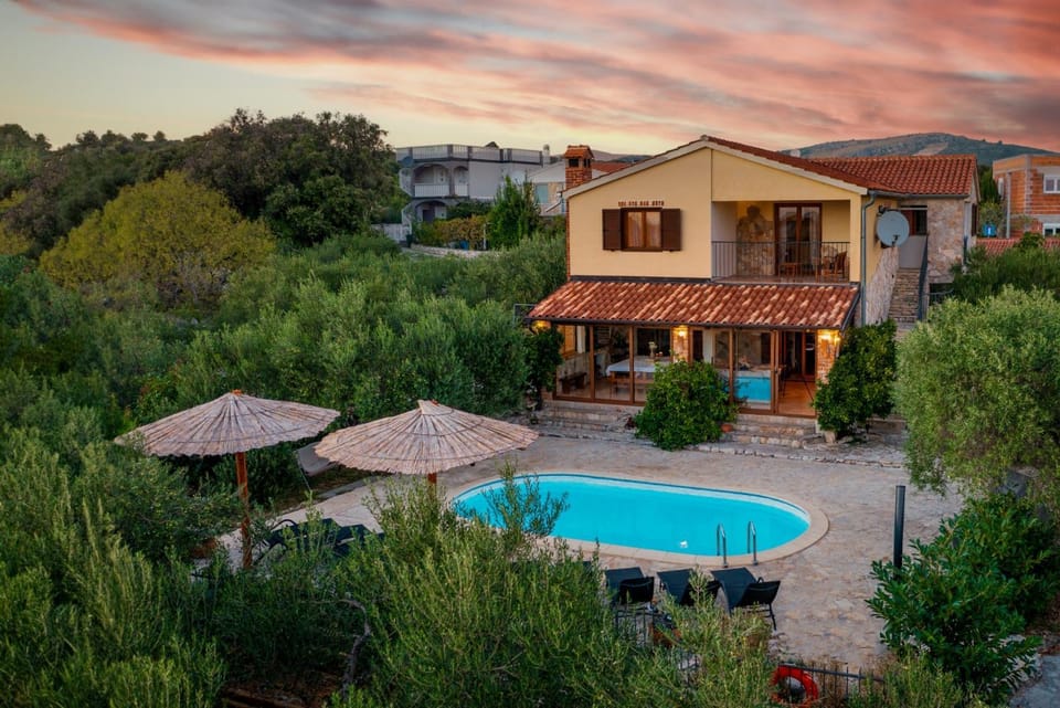 Rogoznička oaza 2 in Zečevo Rogozničko - Haus für 16 Personen Villa in Šibenik-Knin County, Croatia