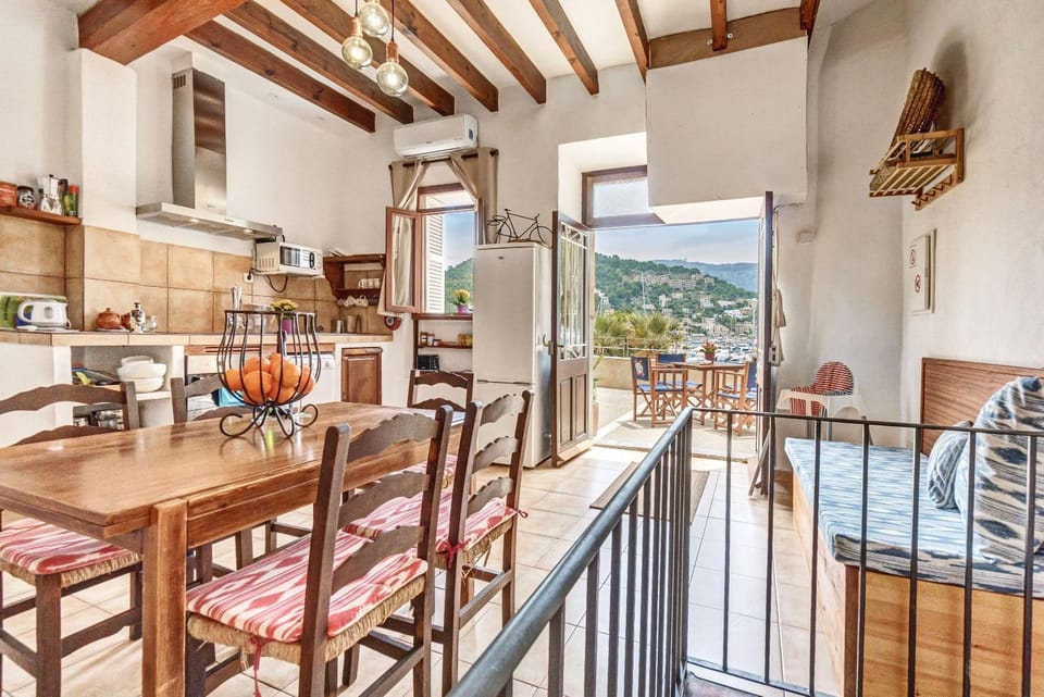 Property building, Kitchen or kitchenette, Living room