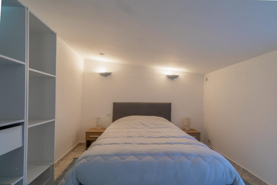 Photo of the whole room, Bedroom