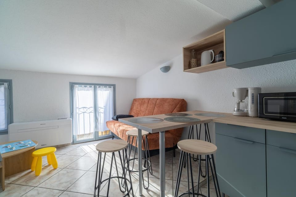 Kitchen or kitchenette, Seating area