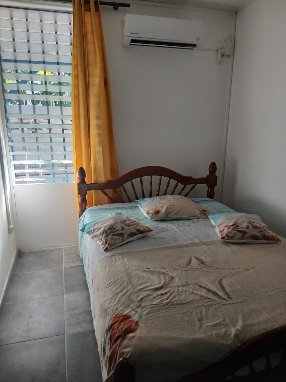 Bed, Photo of the whole room, Bedroom, towels, air conditioner