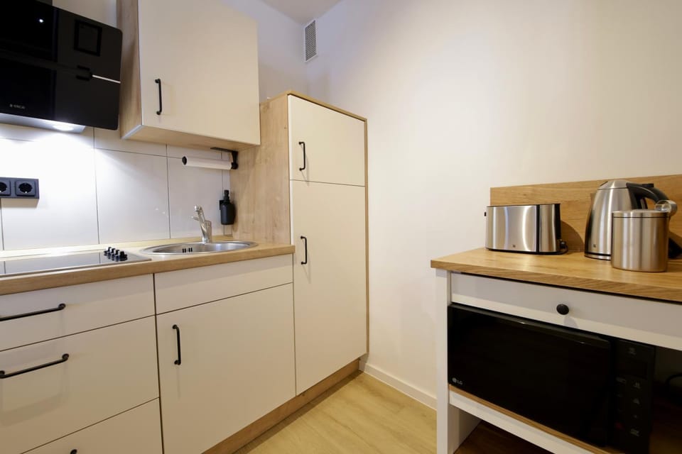 Coffee/tea facilities, Kitchen or kitchenette, oven, stove, toaster