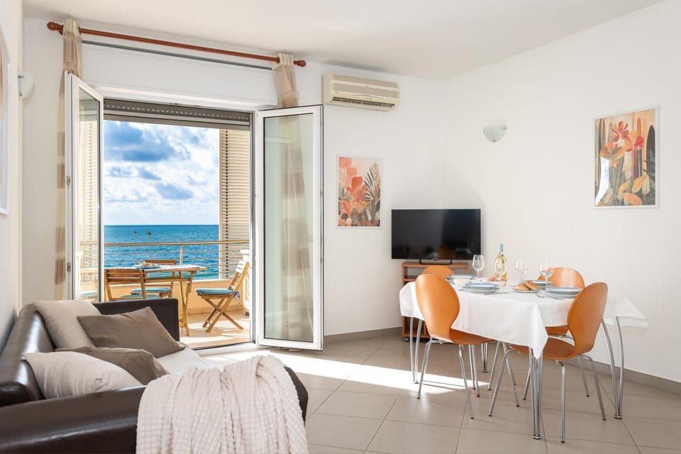 Living room, Sea view