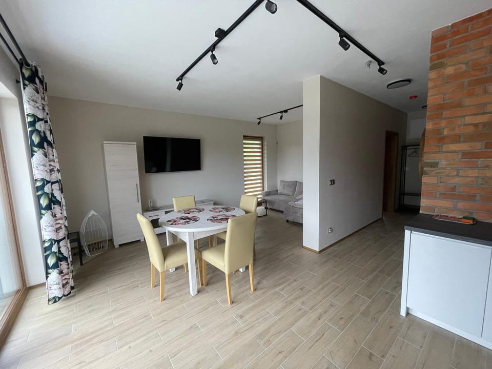 TV and multimedia, Living room, Seating area, Dining area