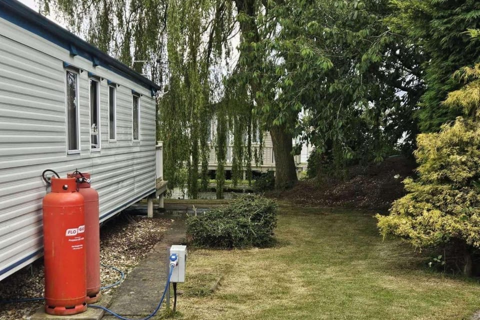 Property building, Day, Garden, Garden, Garden view