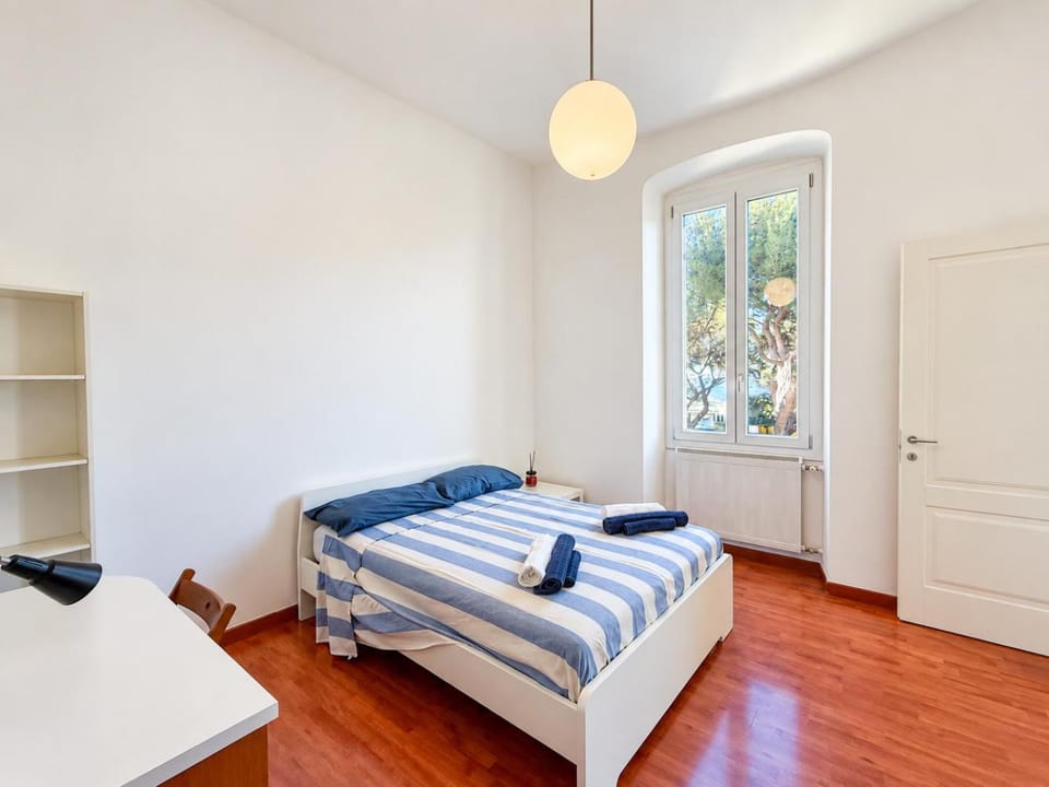 Bedroom, towels