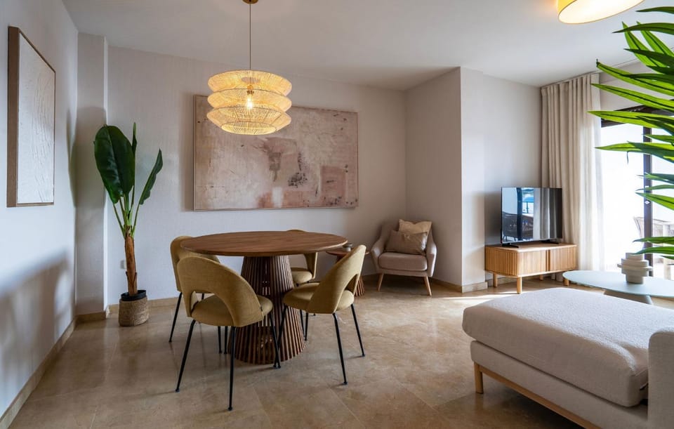 TV and multimedia, Living room, Seating area, Dining area