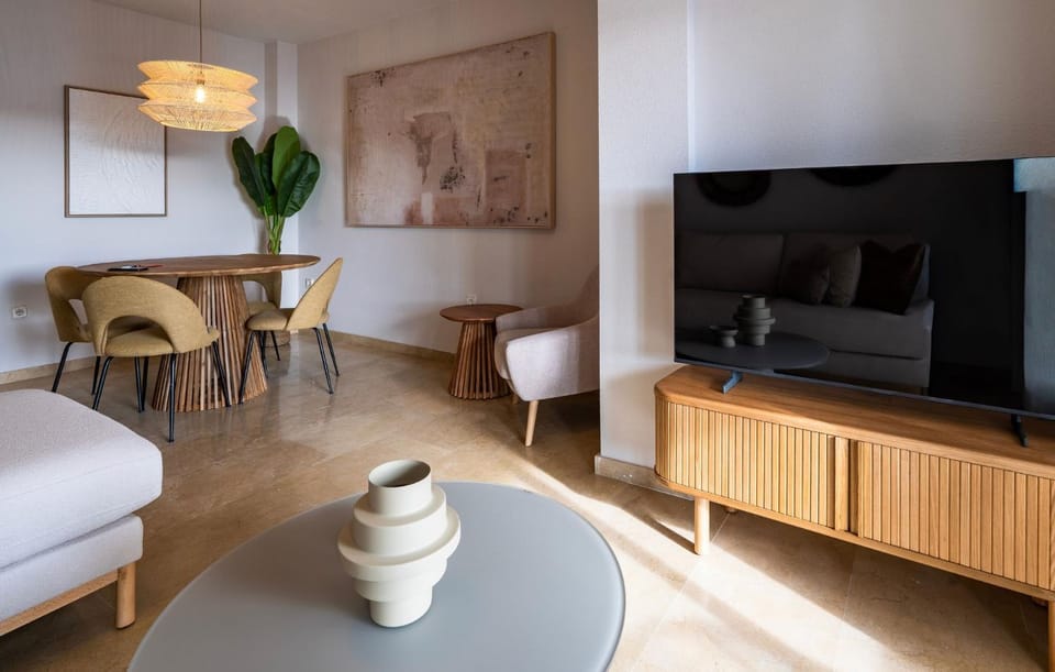 TV and multimedia, Living room, Seating area, Dining area