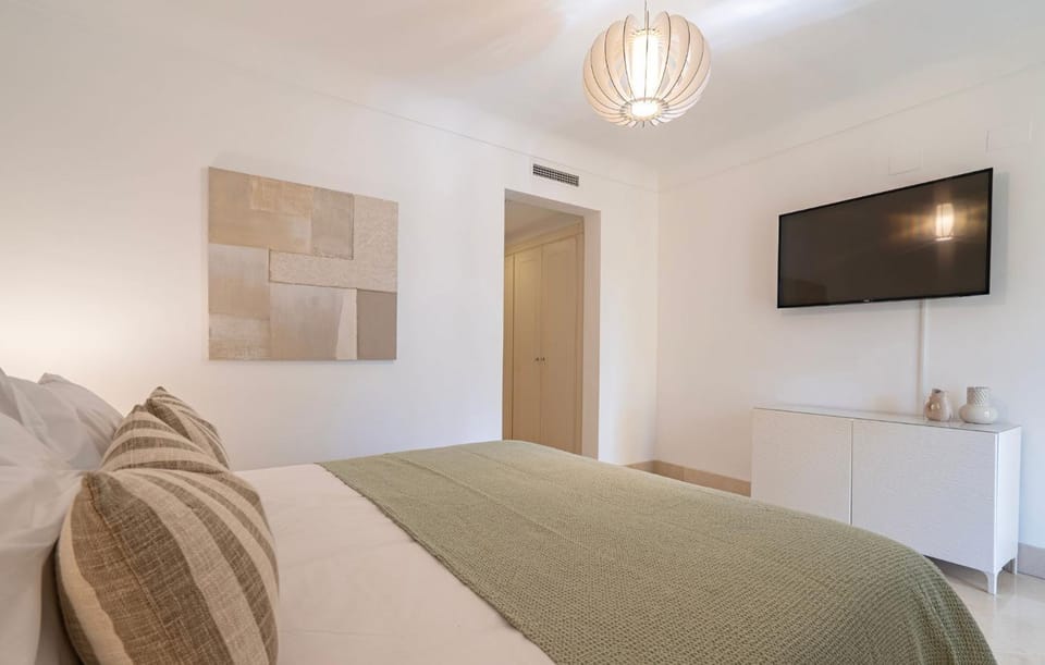 Bed, TV and multimedia, Bedroom