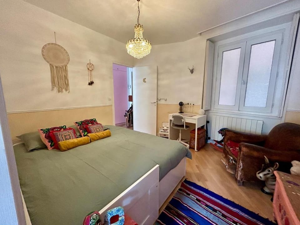 Bed, Seating area, Bedroom