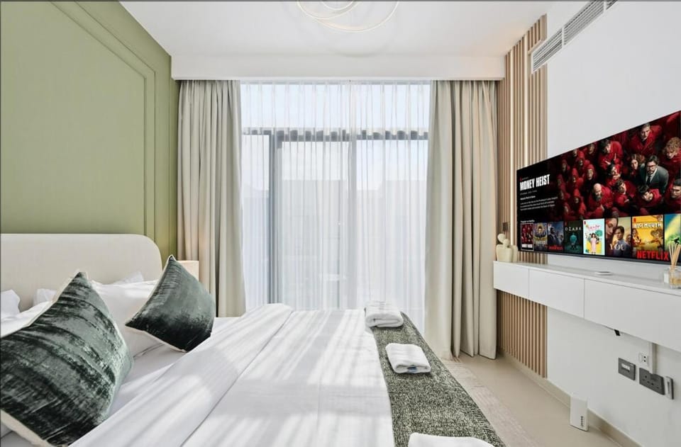 Golden Stays - Tranquil 4BR Villa with Pool & Coastal Charms Villa in Dubai