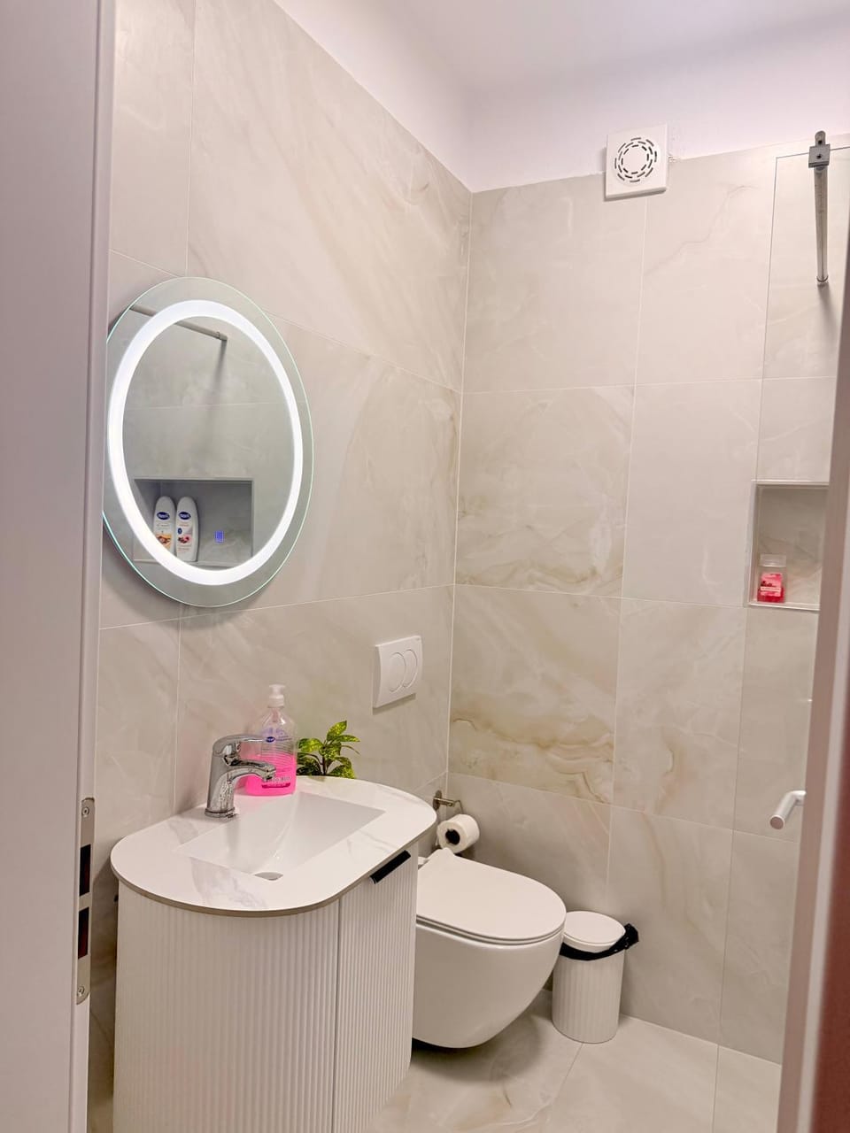 Eris Beach Apartment, 1 minute walk to beach Apartment in Tirana County, Albania