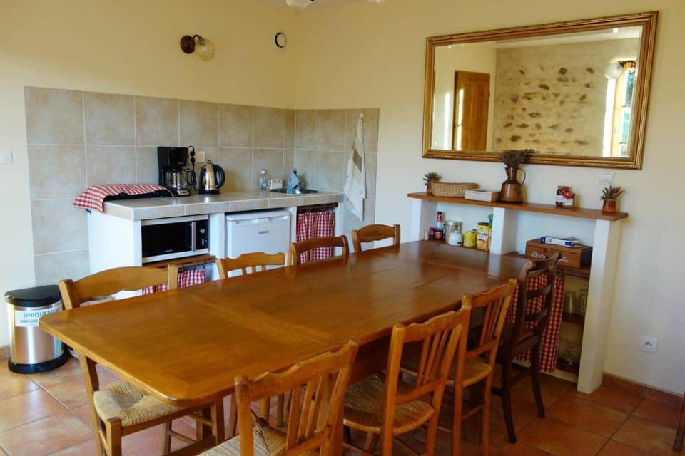 Property building, Kitchen or kitchenette, Dining area, Breakfast, stove, toaster