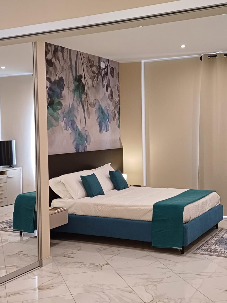 Bed, TV and multimedia, Photo of the whole room, Bedroom