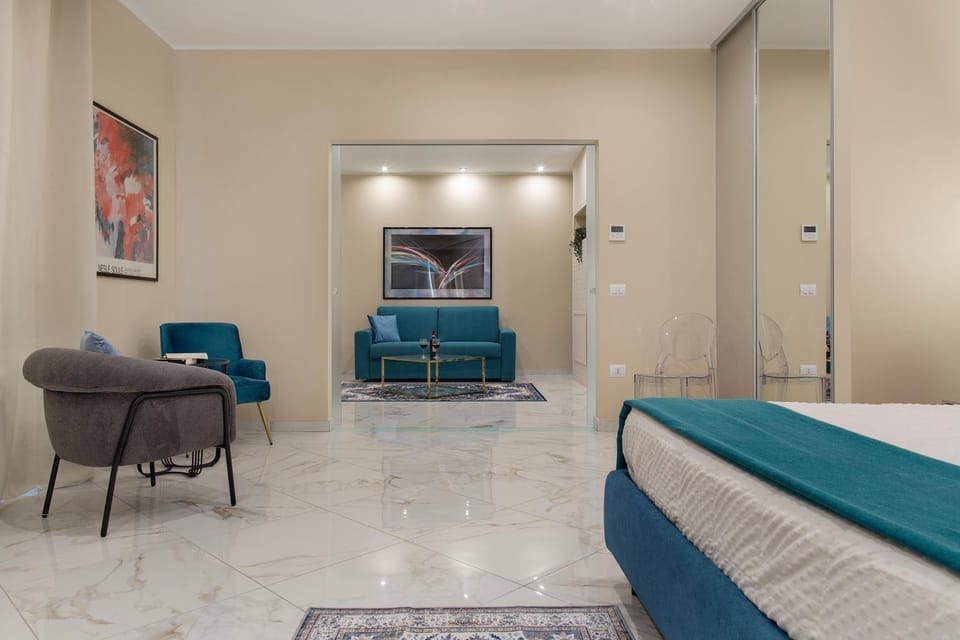 Bed, TV and multimedia, Living room, Photo of the whole room, Seating area, Bedroom