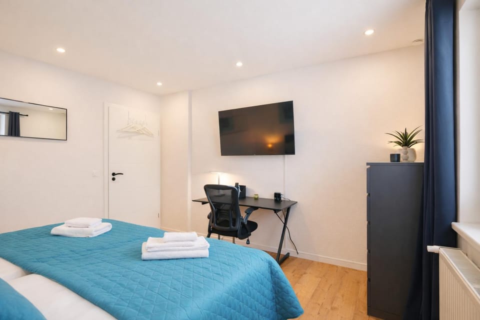 Communal lounge/ TV room, Bed, TV and multimedia, Photo of the whole room, Evening entertainment, Bedroom, towels, wardrobe