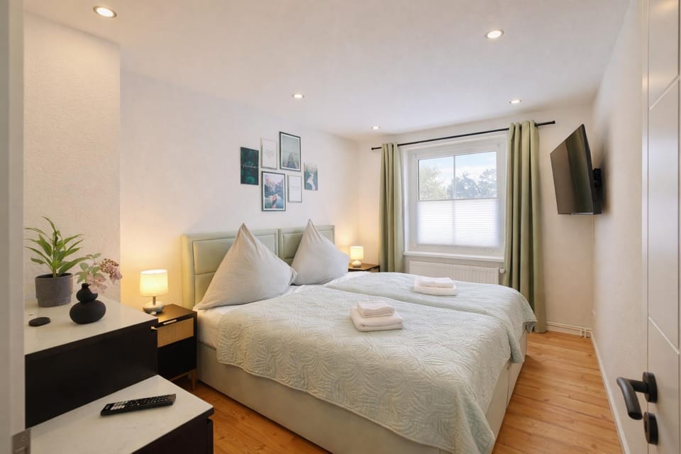 Bed, TV and multimedia, Photo of the whole room, Bedroom, towels