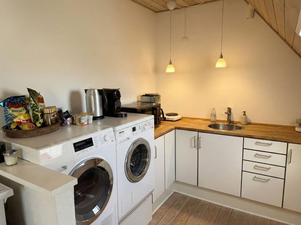 Coffee/tea facilities, microwave, oven, laundry, washing machine, kitchen