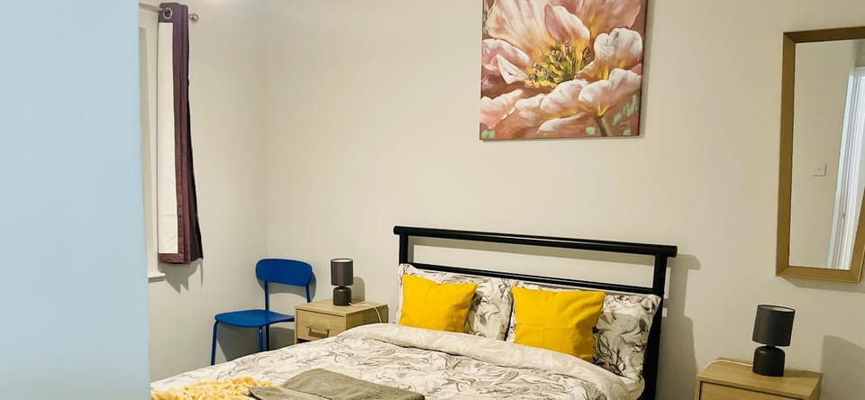 Bed, Photo of the whole room, Decorative detail, Seating area, Bedroom