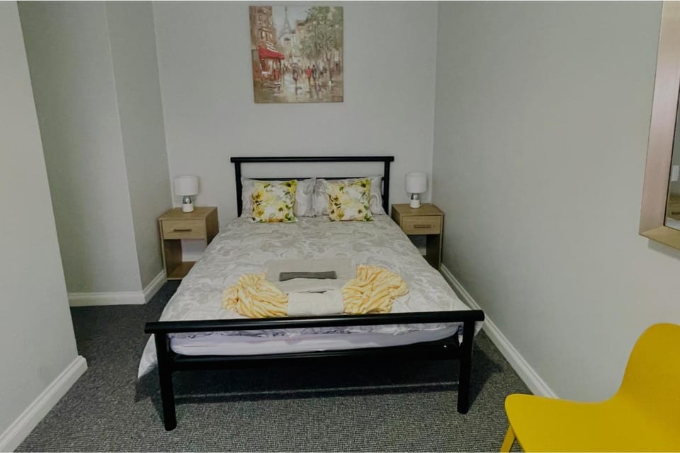 Bed, Photo of the whole room, Decorative detail, Seating area, Bedroom