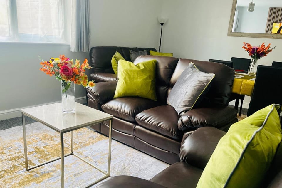 View (from property/room), Living room, Photo of the whole room, Decorative detail, Seating area