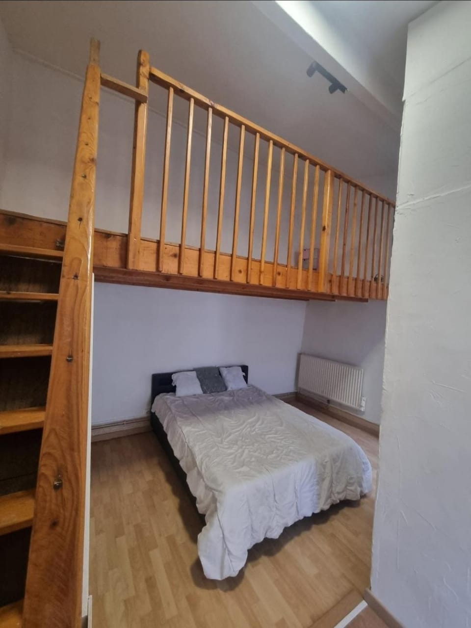 Appartement dans maison de village 2 lits doubles Apartment in Givors