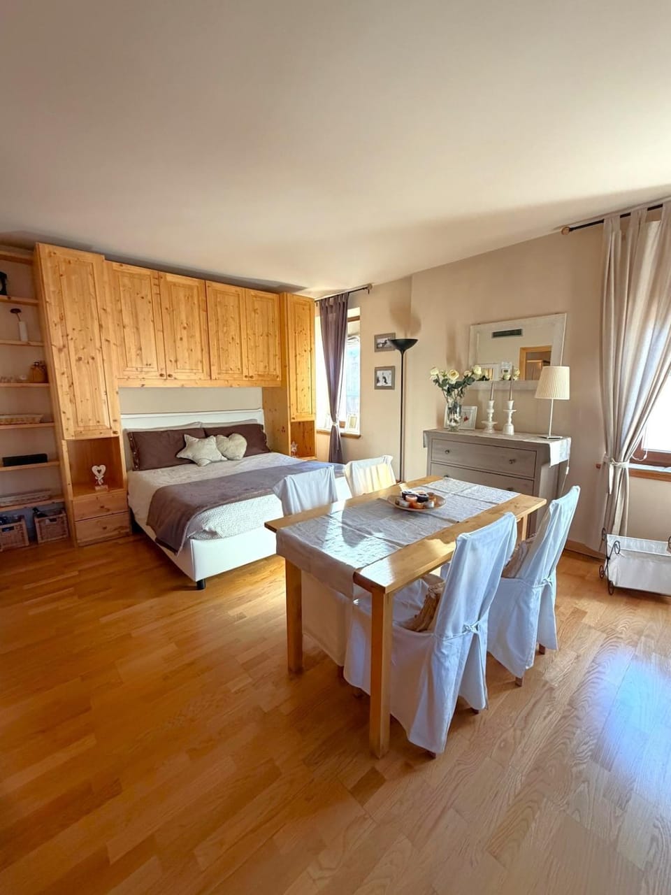 Bed, Seating area, Dining area