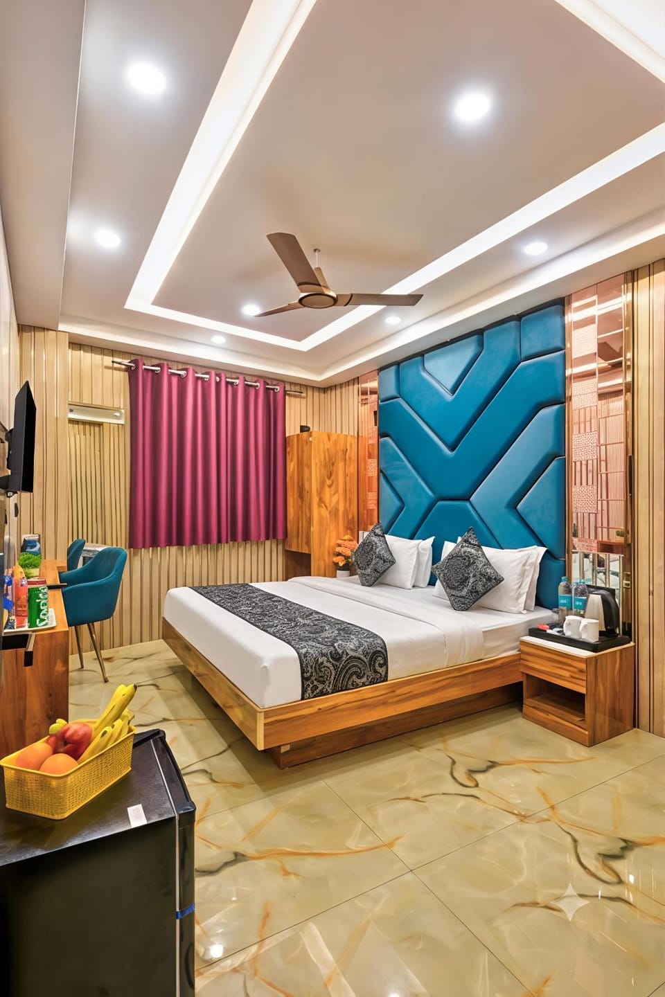 Bed, TV and multimedia, Living room, Photo of the whole room, Seating area, Bedroom, fireplace, air conditioner