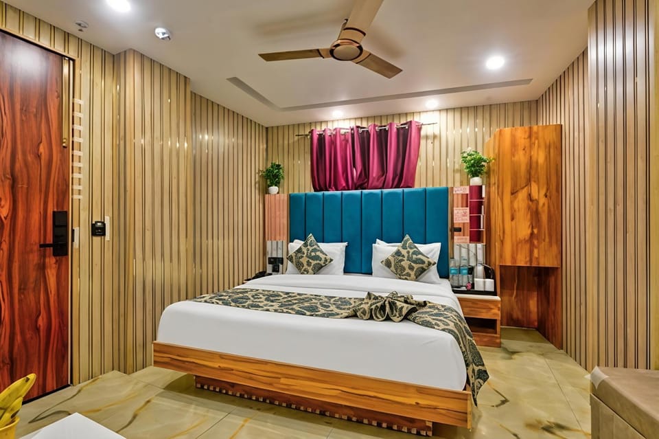 Bed, Photo of the whole room, Bedroom, fireplace, wardrobe