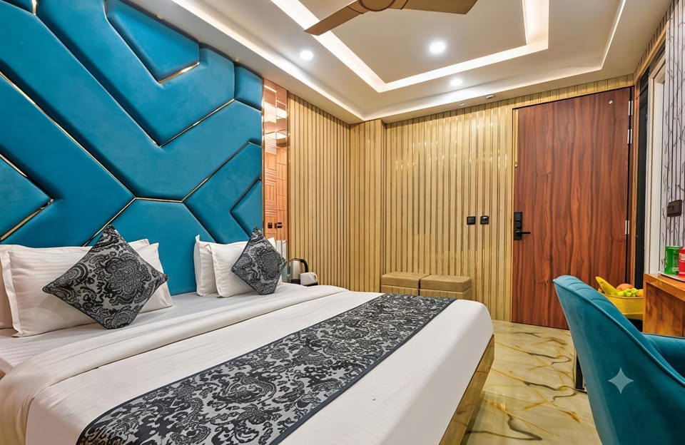Bed, Living room, Photo of the whole room, Seating area, Bedroom, wardrobe