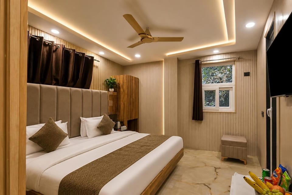 Communal lounge/ TV room, Bed, TV and multimedia, Living room, Photo of the whole room, Seating area, Evening entertainment, Bedroom, fireplace, wardrobe, air conditioner