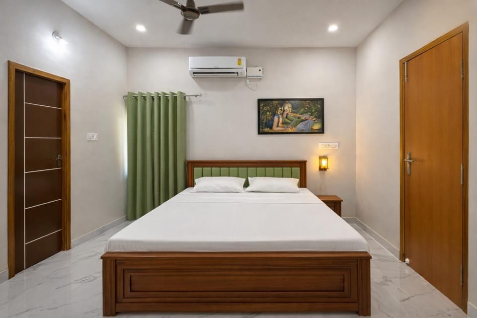Photo of the whole room, Bedroom, air conditioner