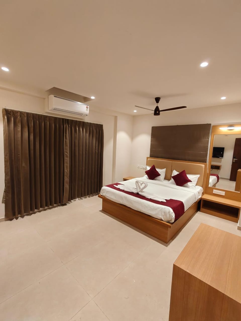 Bed, Photo of the whole room, Bedroom, air conditioner