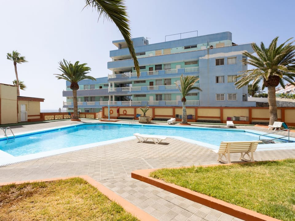Property building, Swimming pool, sunbed