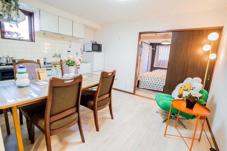 Kitchen or kitchenette, Living room, Seating area, Dining area, stove