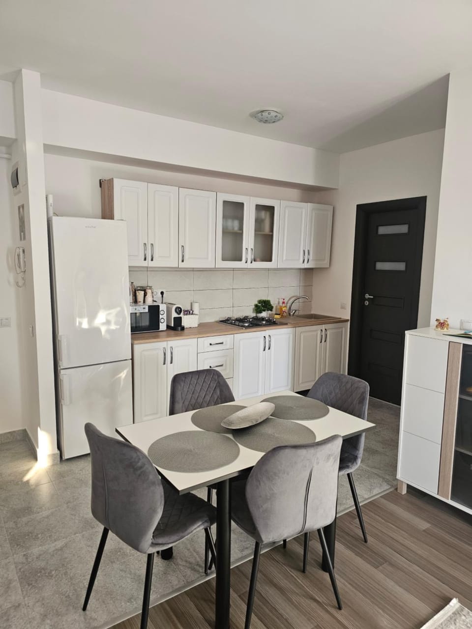 Kitchen or kitchenette, Dining area