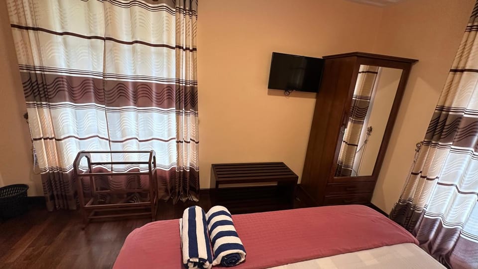 Bed, TV and multimedia, Photo of the whole room, Bedroom