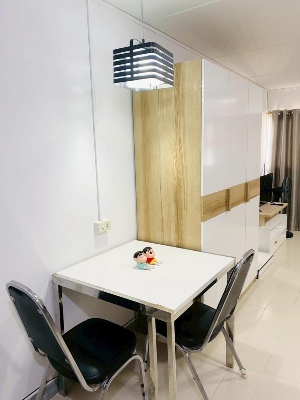 Photo of the whole room, Dining area