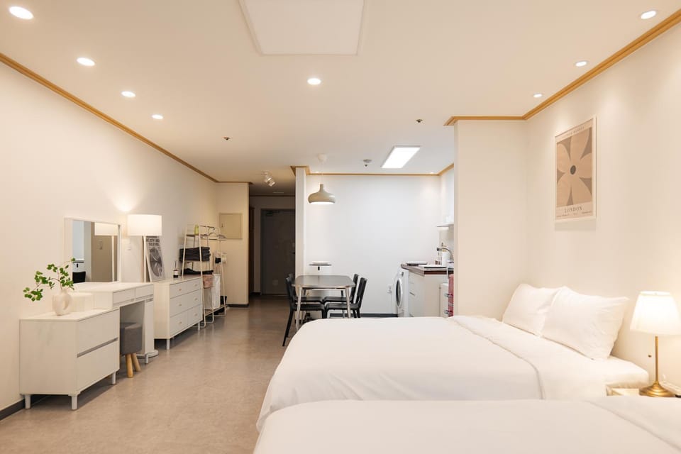 Bed, TV and multimedia, View (from property/room), Living room, Photo of the whole room, Seating area, Bedroom