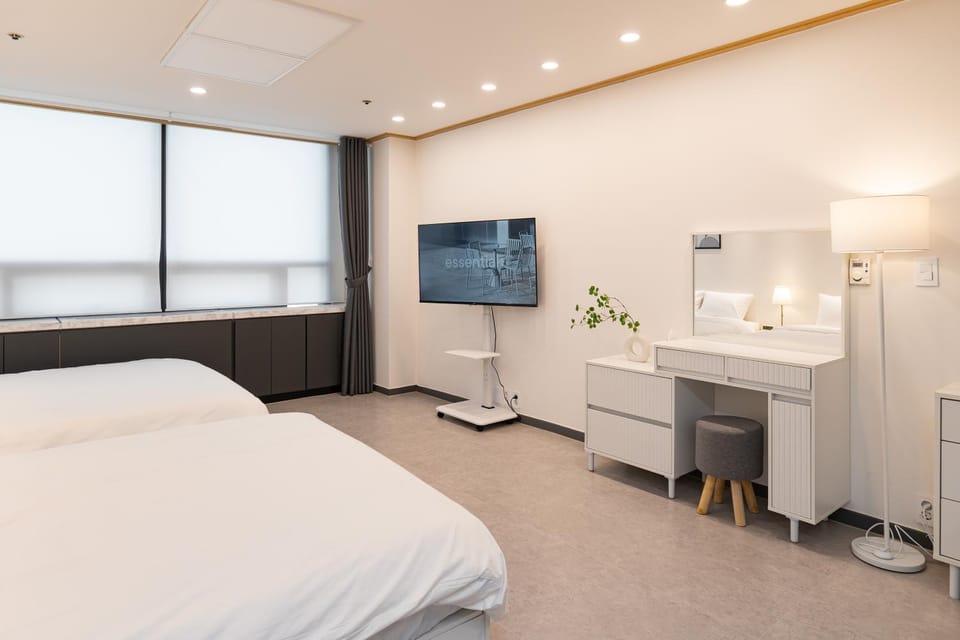 Bed, TV and multimedia, Photo of the whole room, Bedroom