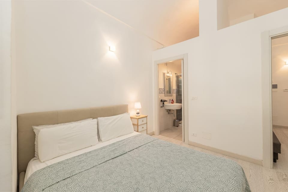 Bed, Bathroom, Photo of the whole room, Bedroom